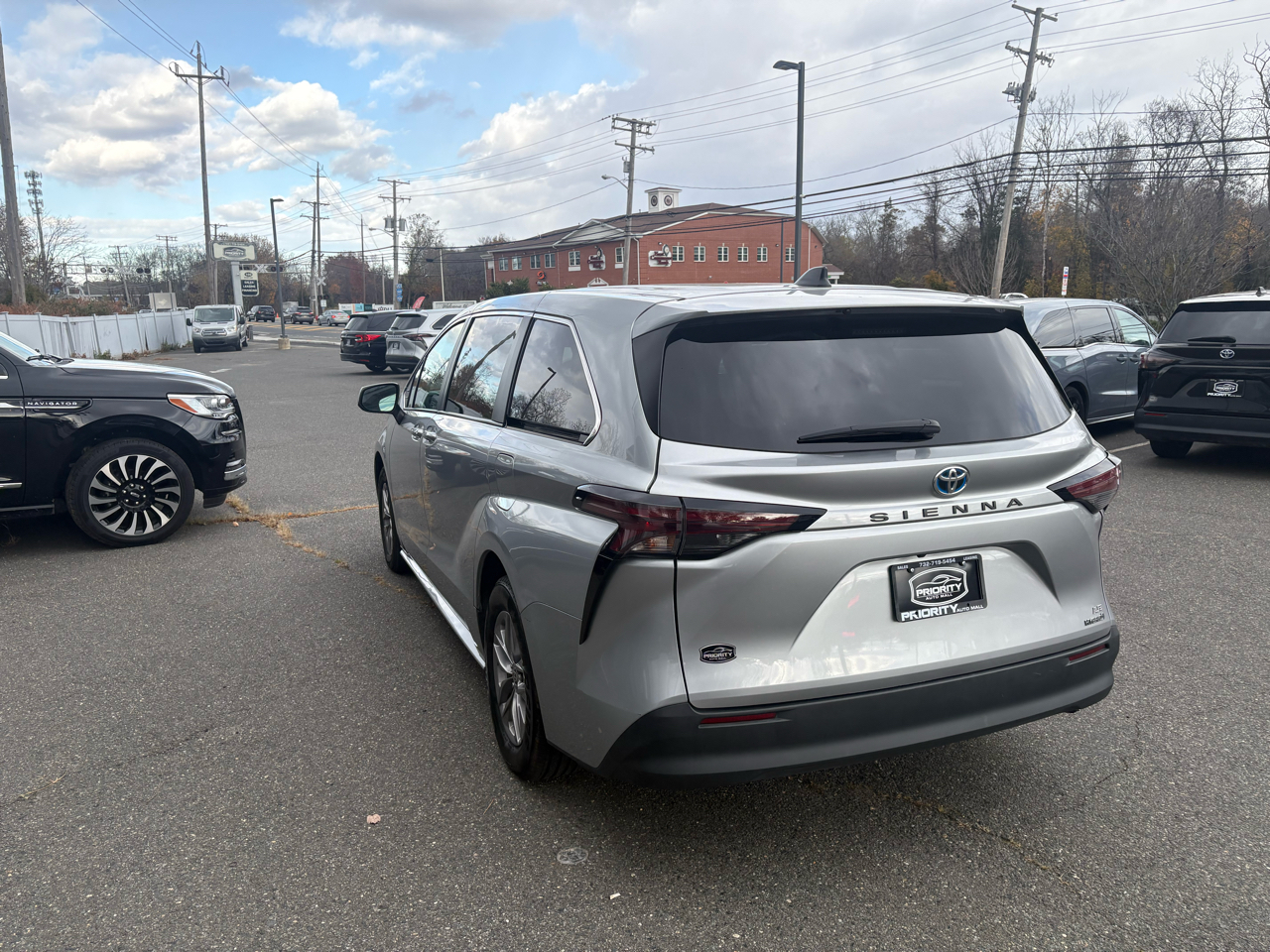 Toyota Sienna LE FWD 8-Passenger (Natl) 2024
