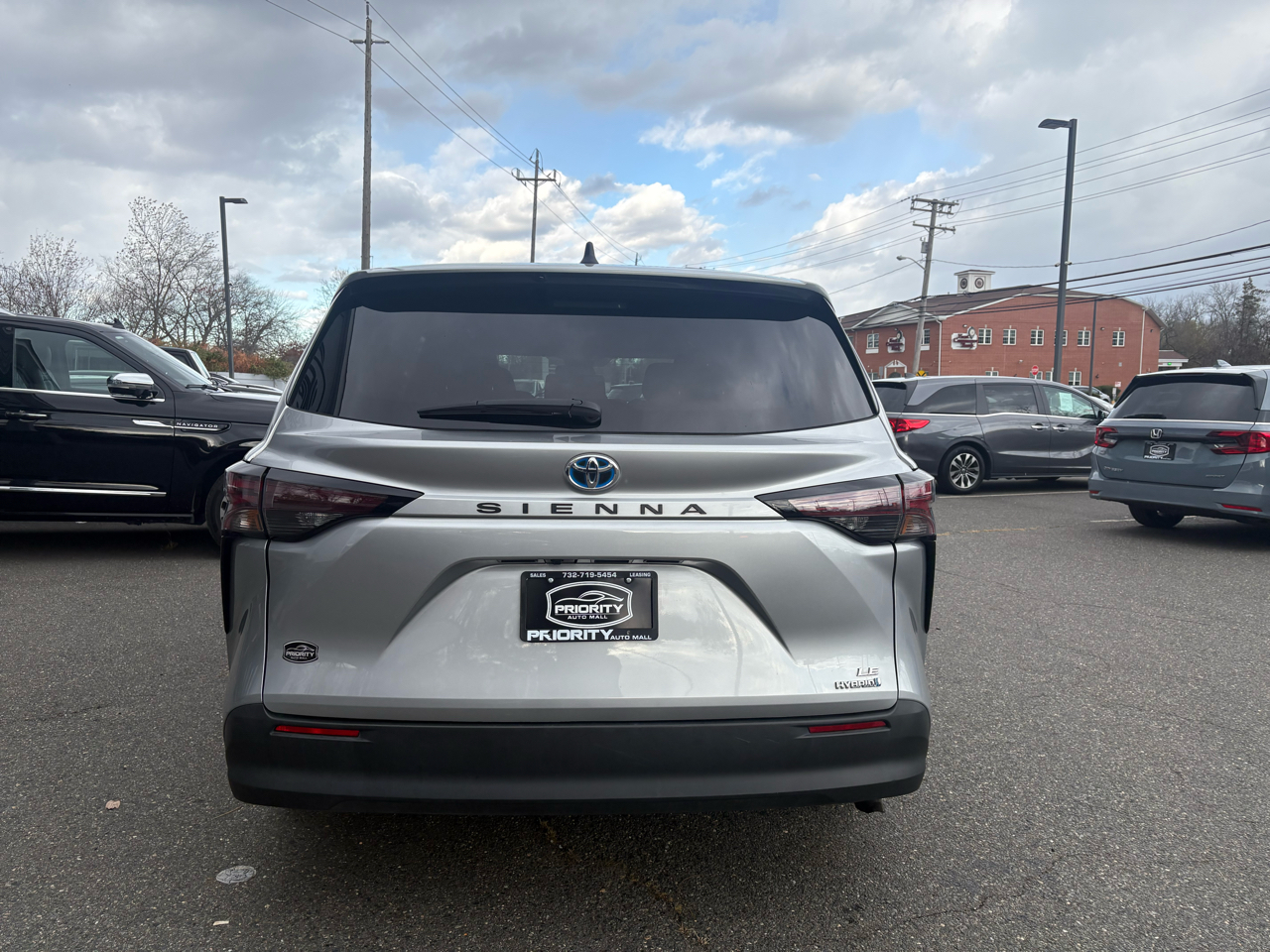 Toyota Sienna LE FWD 8-Passenger (Natl) 2024