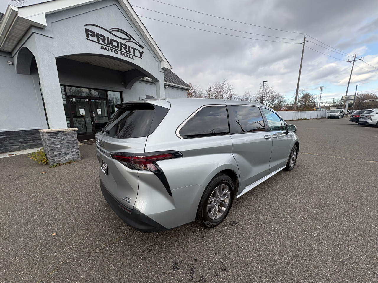 Toyota Sienna LE FWD 8-Passenger (Natl) 2024