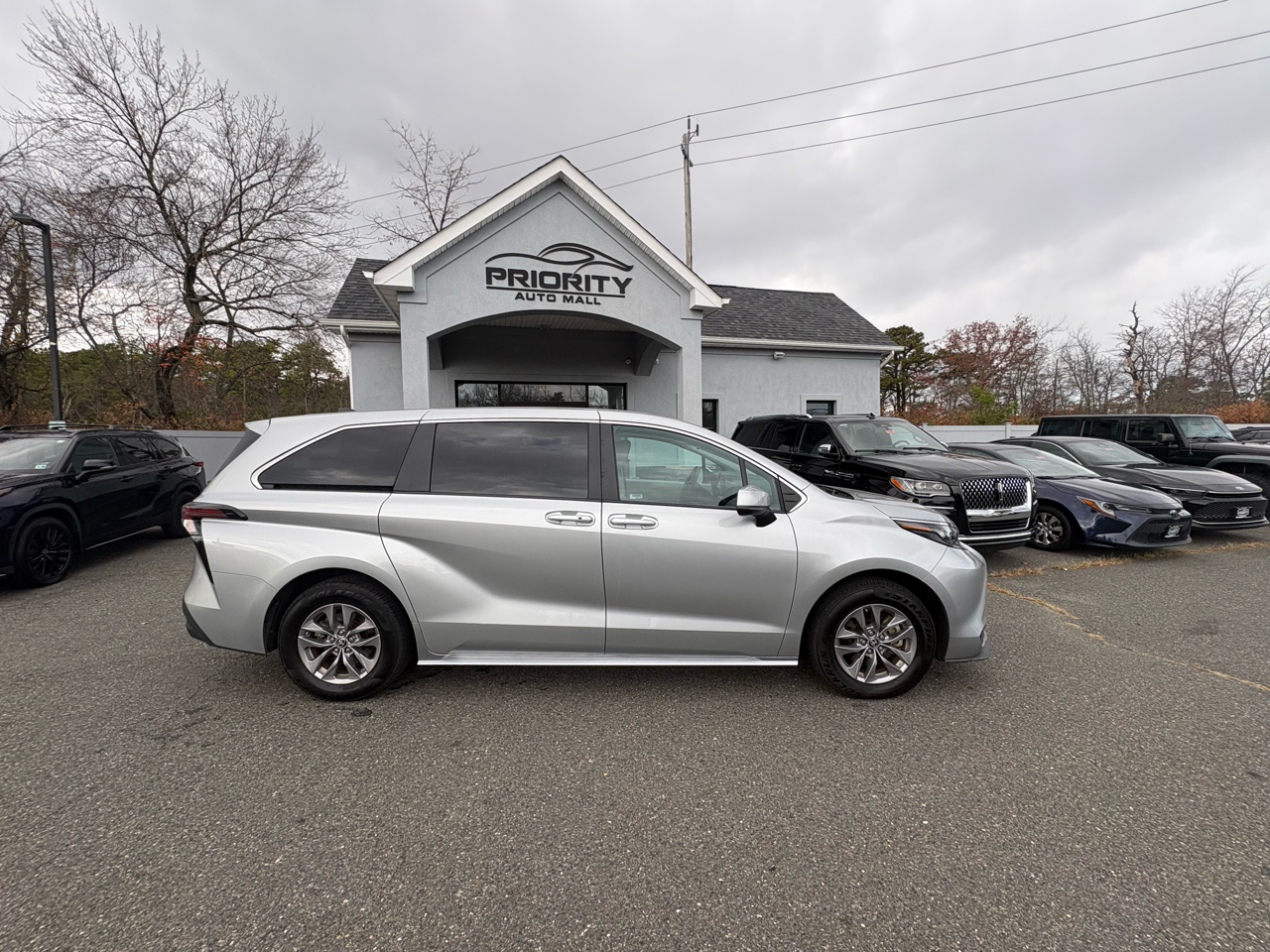Toyota Sienna LE FWD 8-Passenger (Natl) 2024
