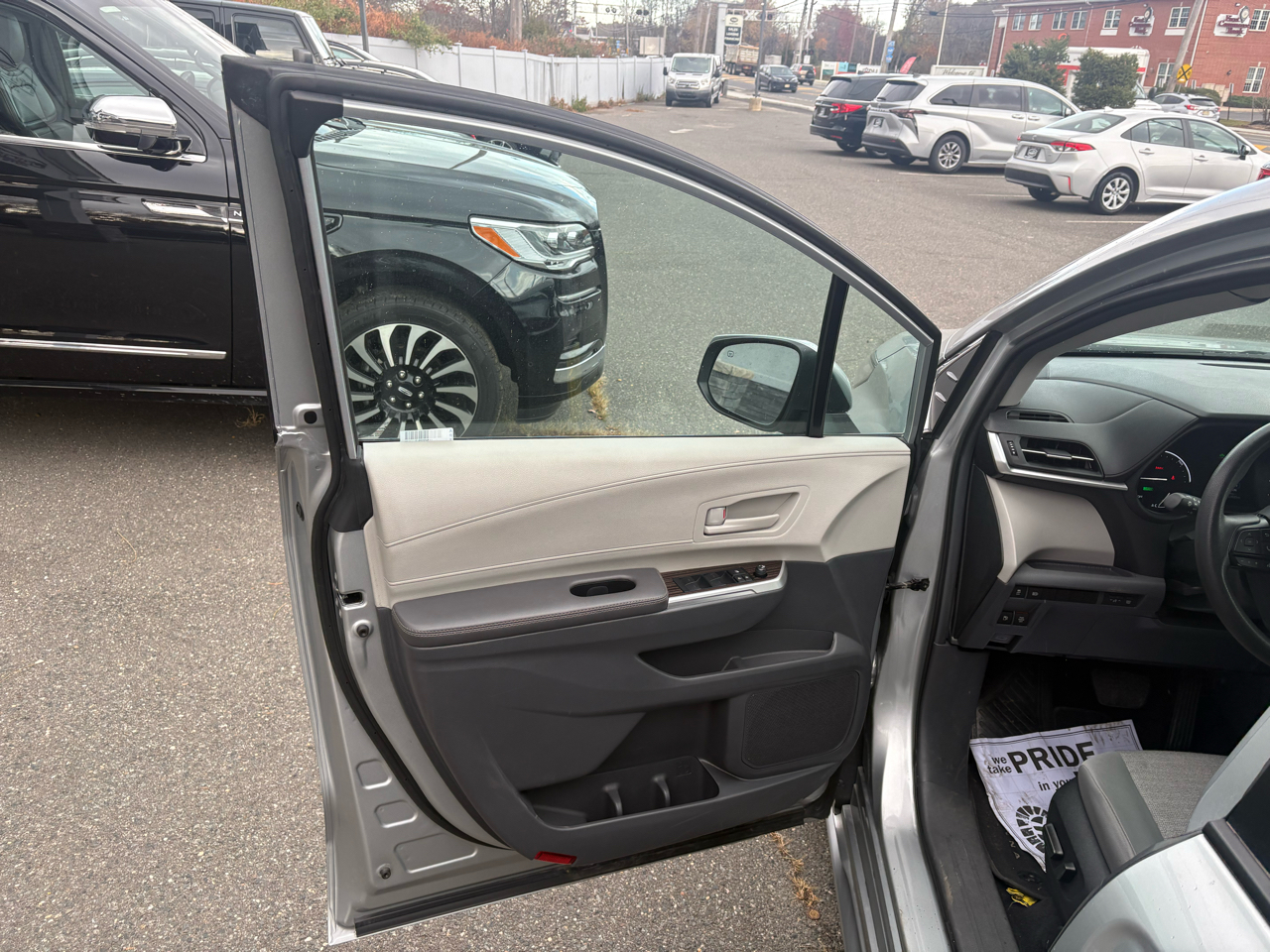 Toyota Sienna LE FWD 8-Passenger (Natl) 2024