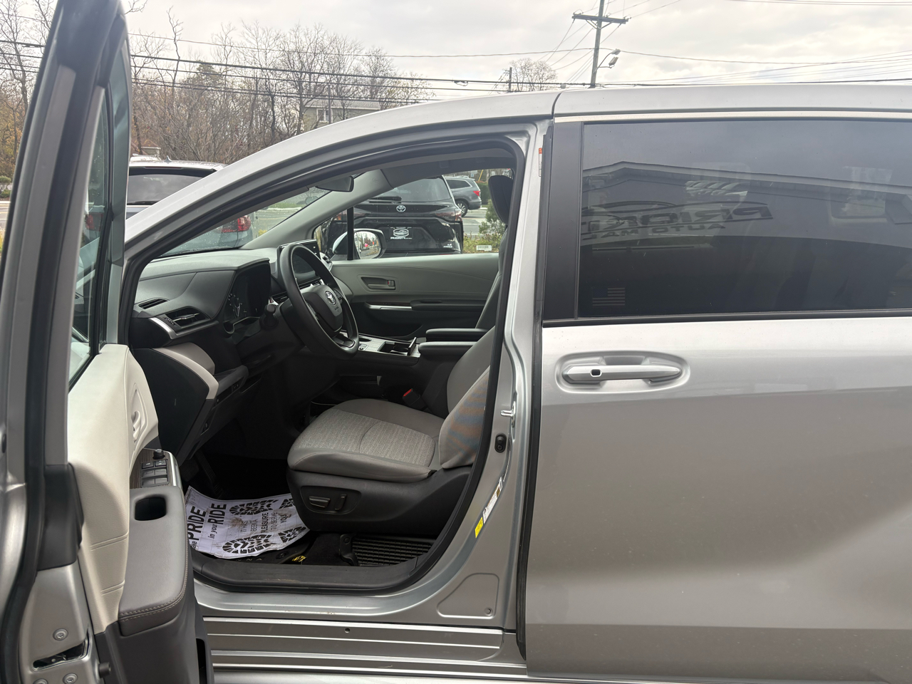 Toyota Sienna LE FWD 8-Passenger (Natl) 2024