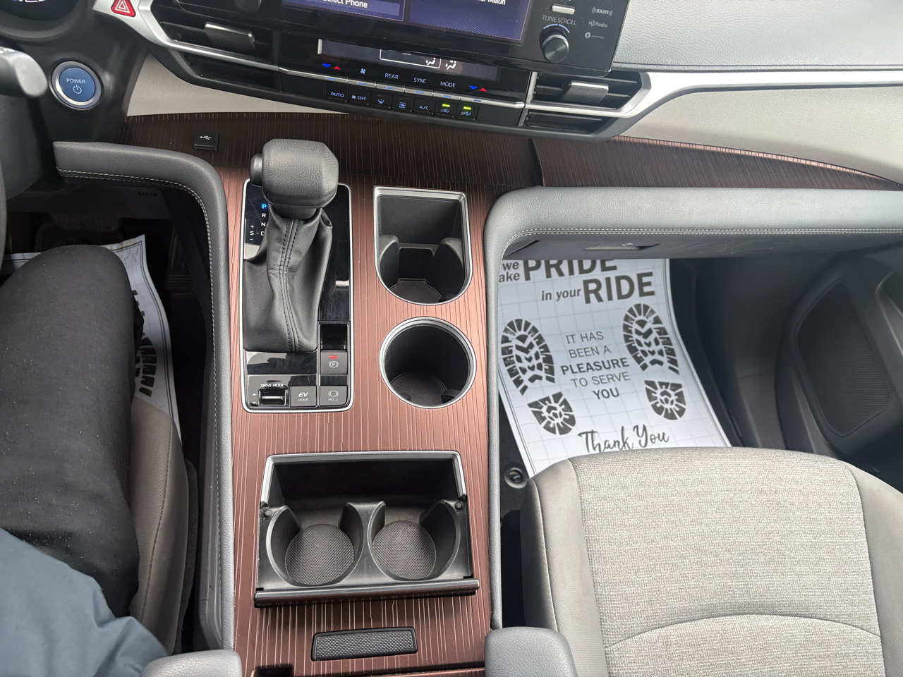 Toyota Sienna LE FWD 8-Passenger (Natl) 2024