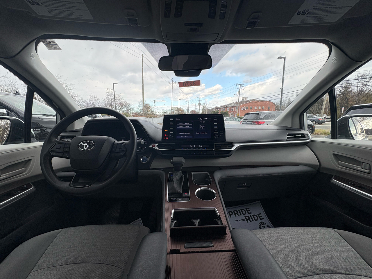 Toyota Sienna LE FWD 8-Passenger (Natl) 2024