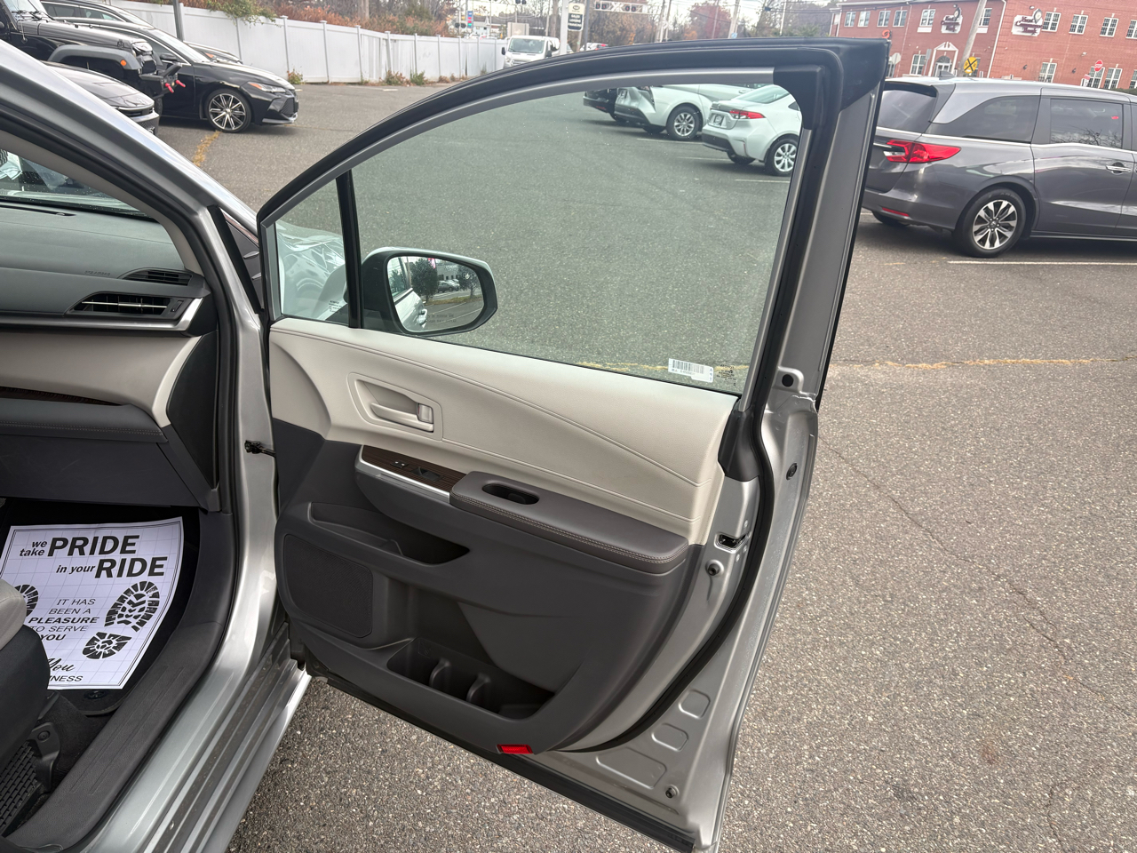 Toyota Sienna LE FWD 8-Passenger (Natl) 2024