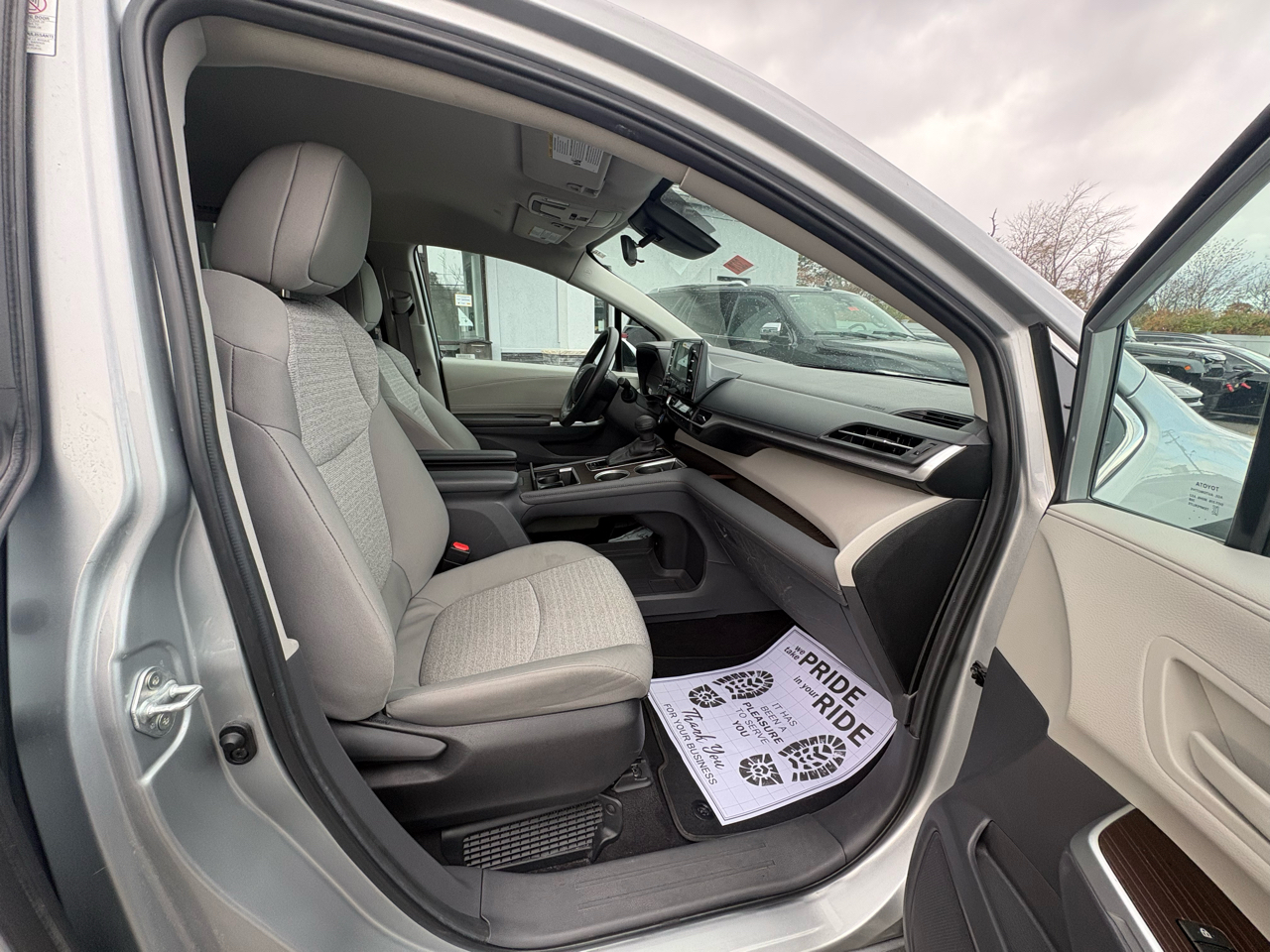 Toyota Sienna LE FWD 8-Passenger (Natl) 2024