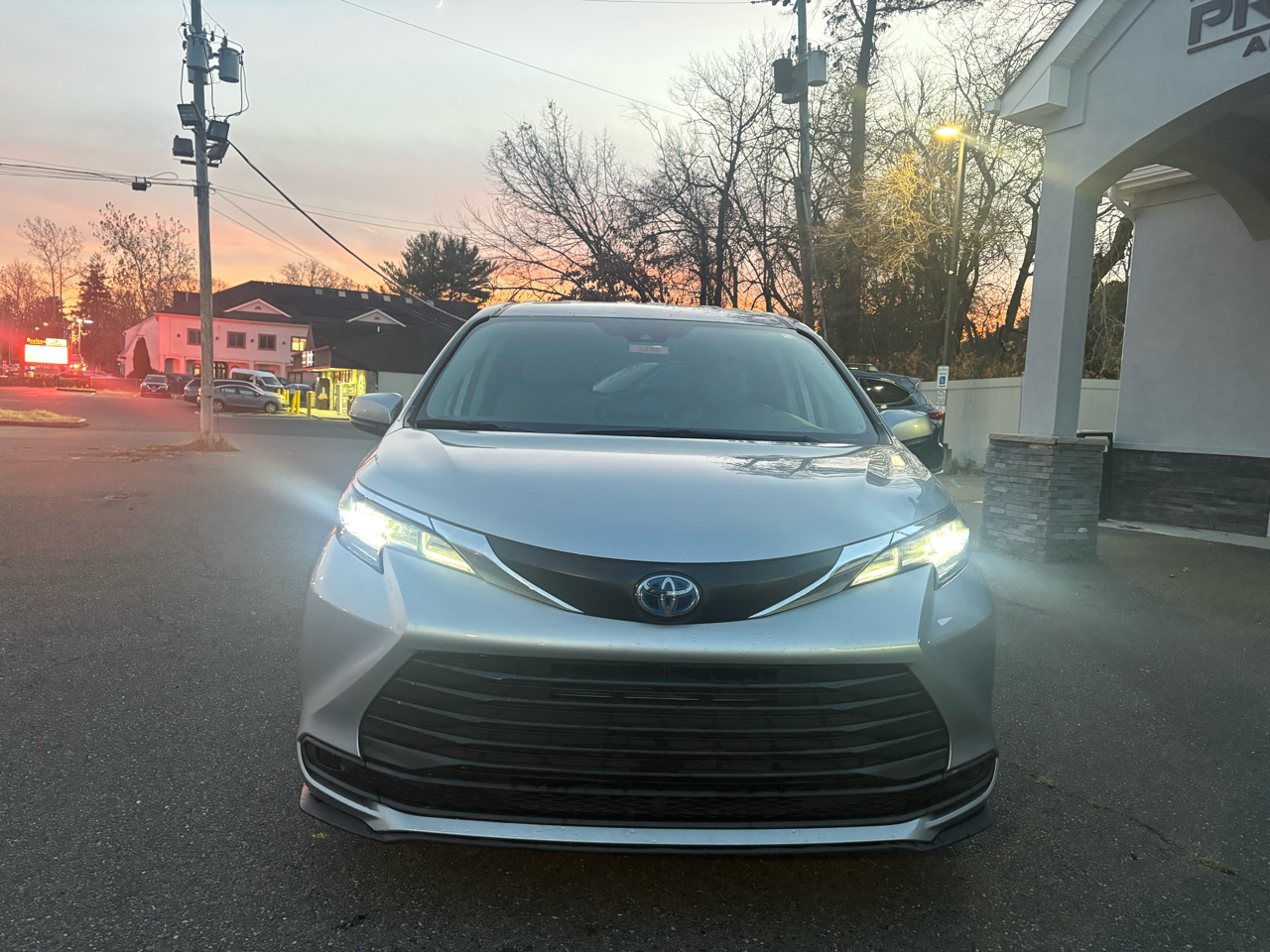 2023 Toyota Sienna LE photo 2