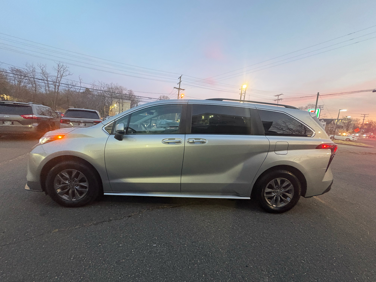 2023 Toyota Sienna LE photo 3