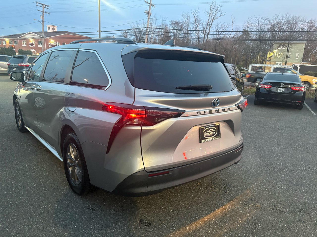 Toyota Sienna LE FWD 8-Passenger (Natl) 2023