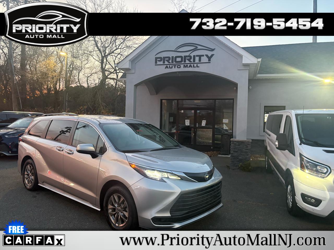 2023 Toyota Sienna LE's photo