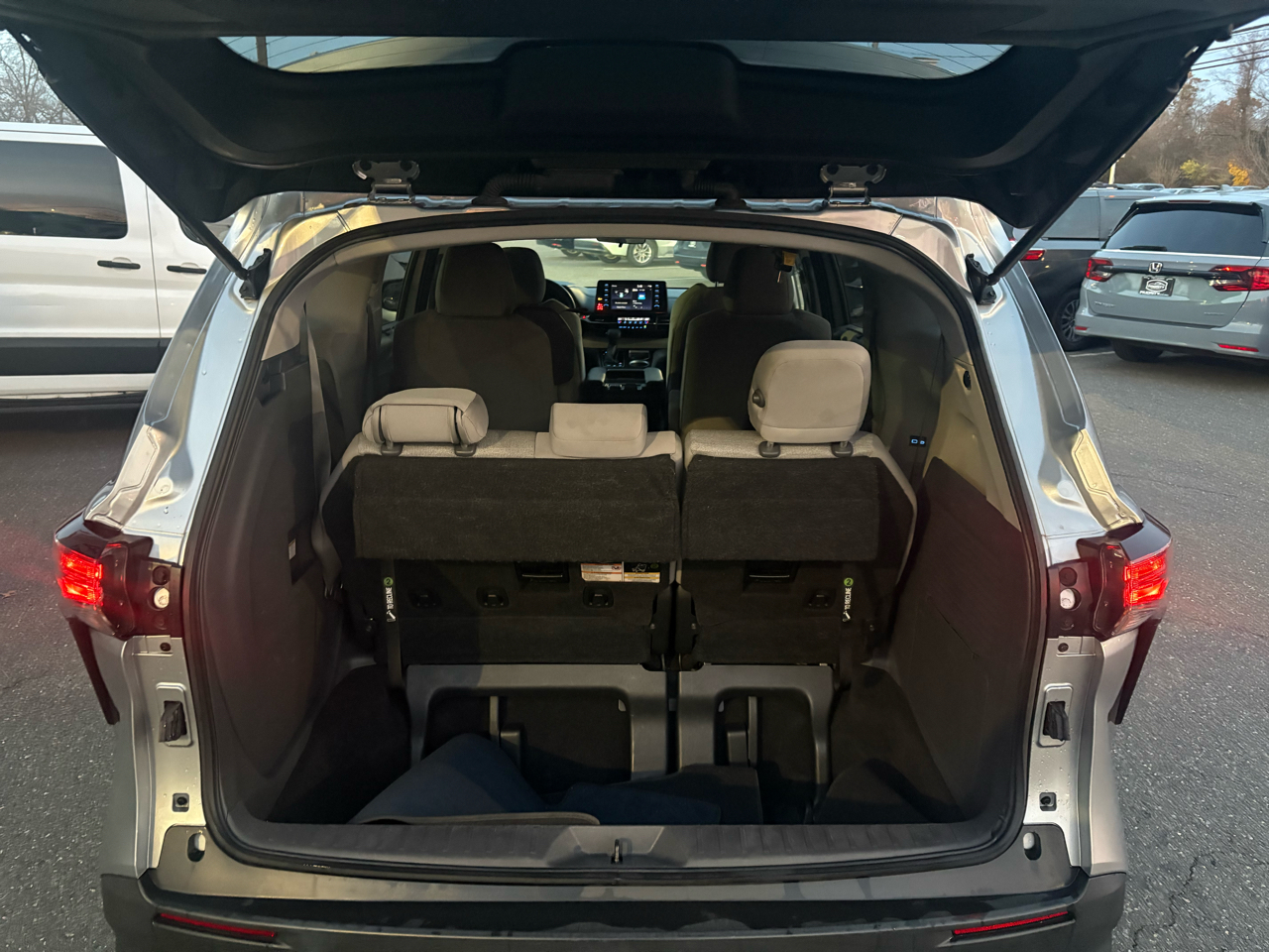 Toyota Sienna LE FWD 8-Passenger (Natl) 2023