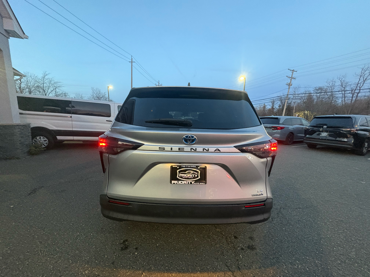 Toyota Sienna LE FWD 8-Passenger (Natl) 2023