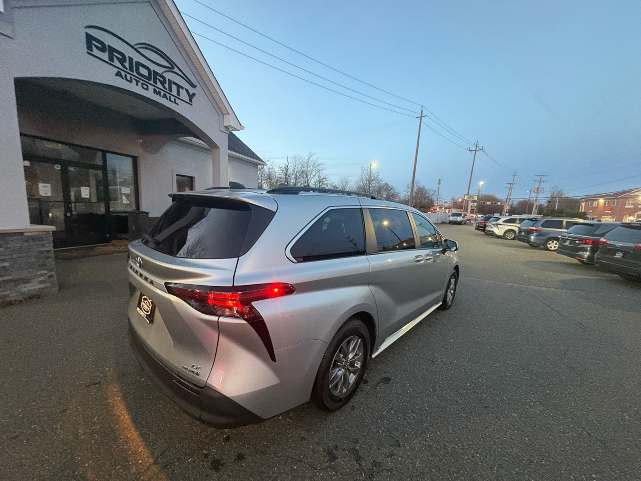 Toyota Sienna LE FWD 8-Passenger (Natl) 2023