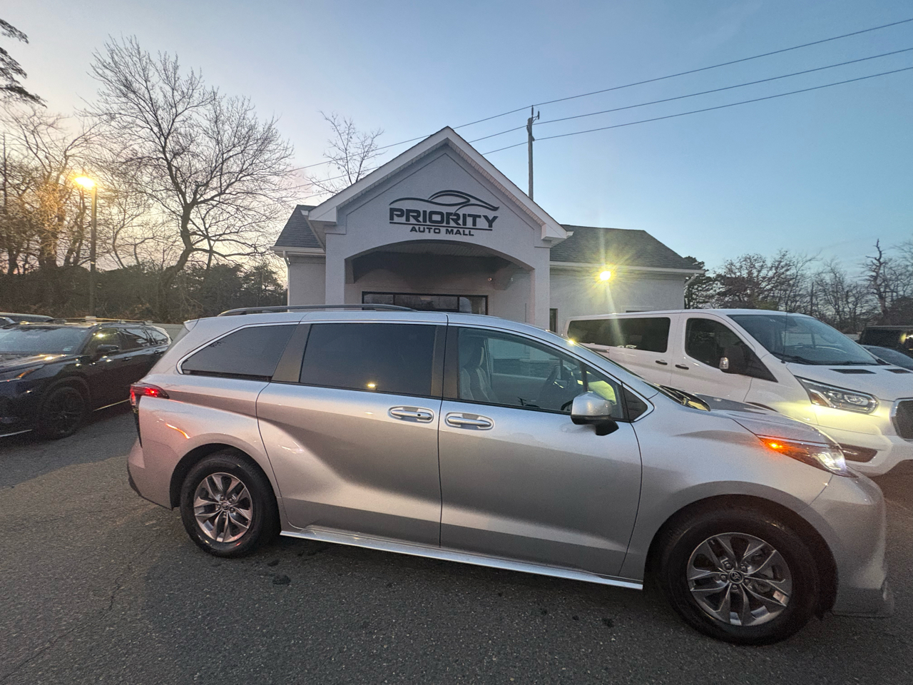 Toyota Sienna LE FWD 8-Passenger (Natl) 2023