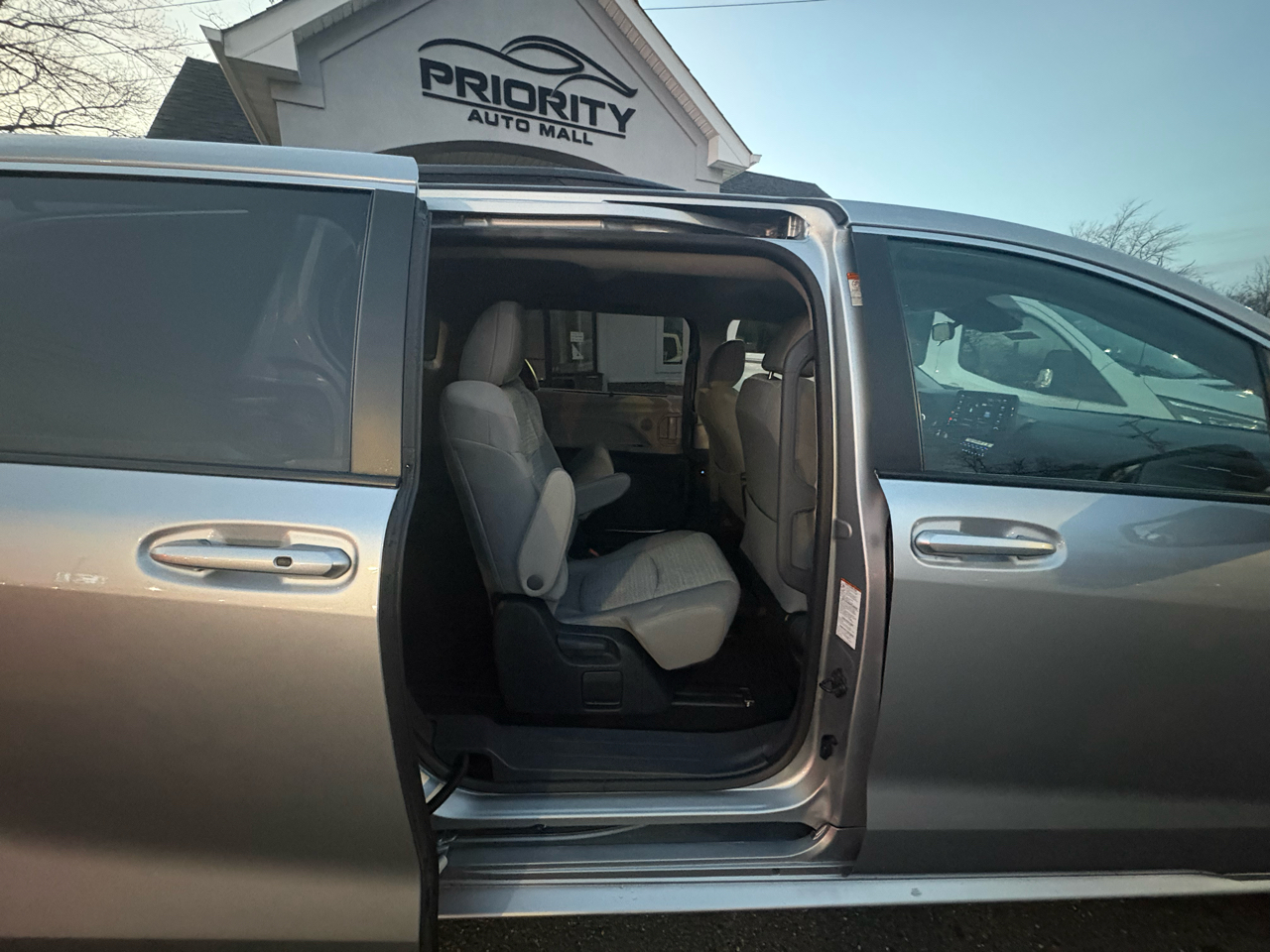 Toyota Sienna LE FWD 8-Passenger (Natl) 2023