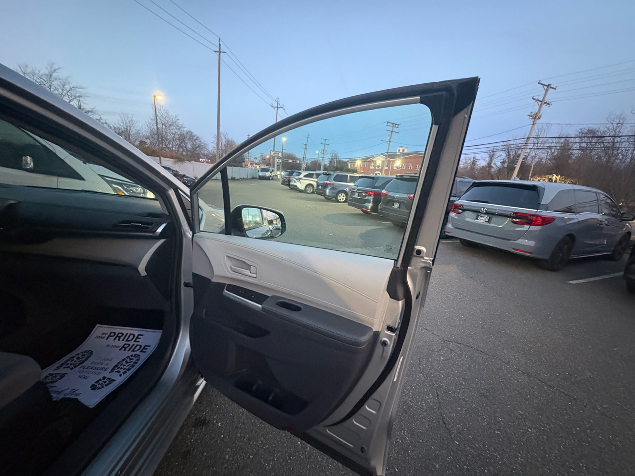 Toyota Sienna LE FWD 8-Passenger (Natl) 2023