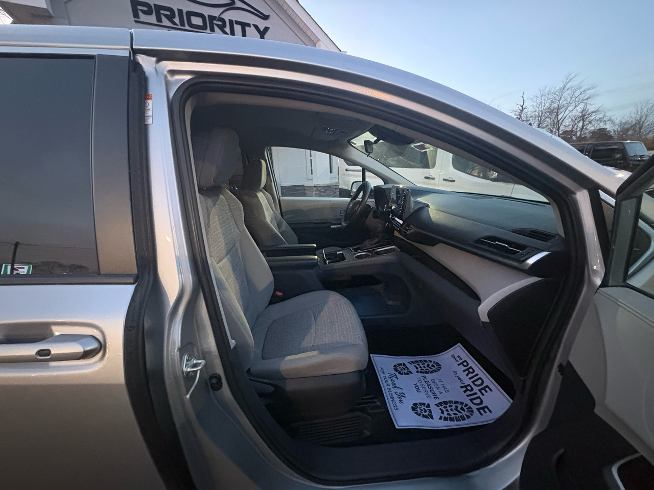 Toyota Sienna LE FWD 8-Passenger (Natl) 2023