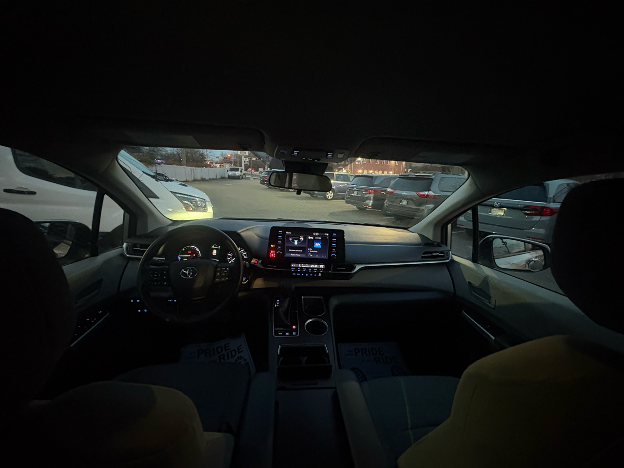 Toyota Sienna LE FWD 8-Passenger (Natl) 2023