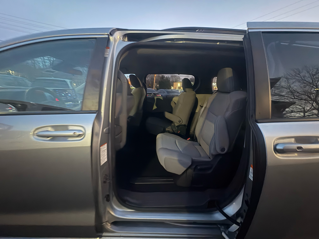 Toyota Sienna LE FWD 8-Passenger (Natl) 2023