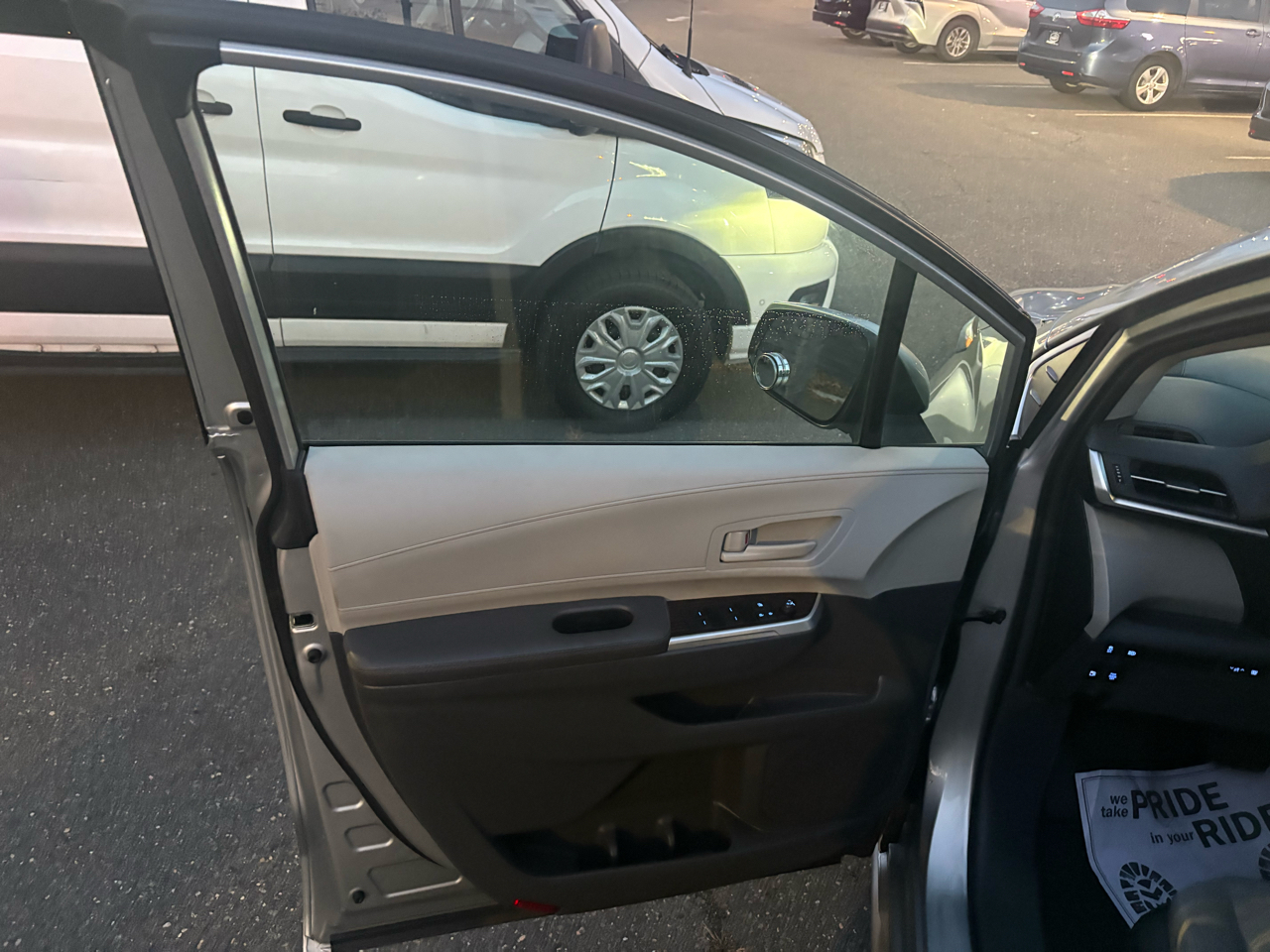 Toyota Sienna LE FWD 8-Passenger (Natl) 2023