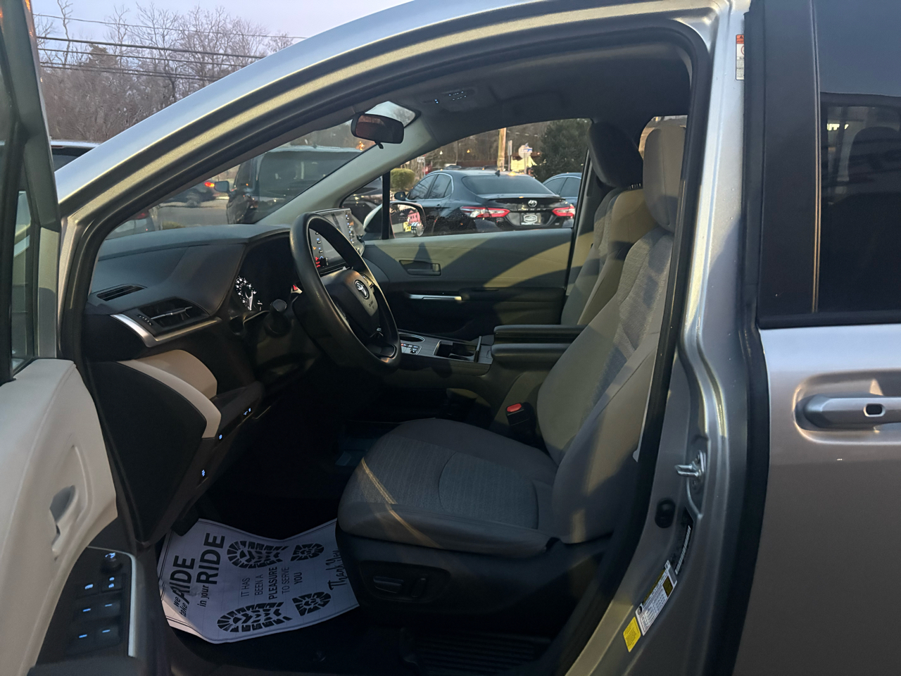 Toyota Sienna LE FWD 8-Passenger (Natl) 2023