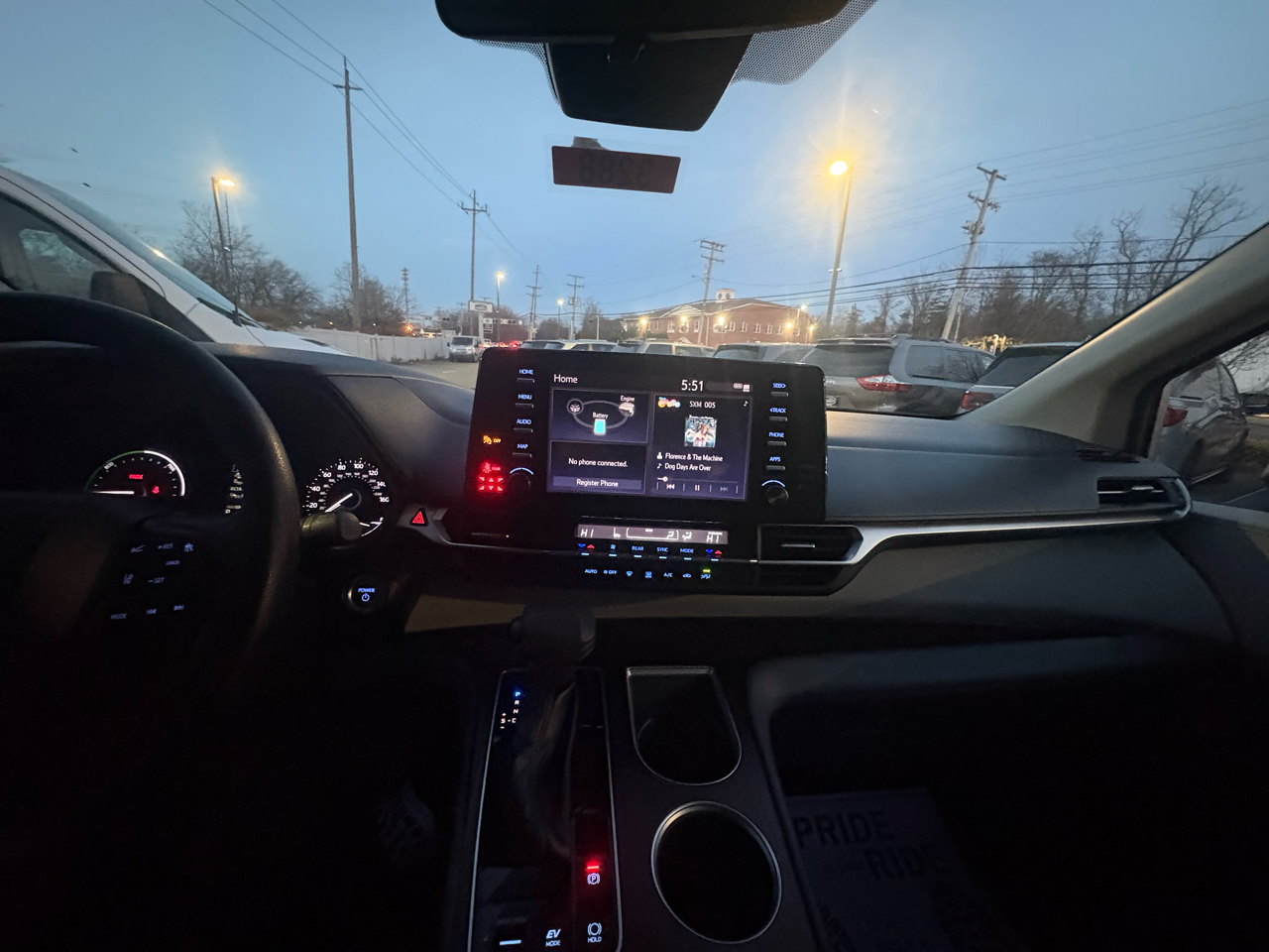 Toyota Sienna LE FWD 8-Passenger (Natl) 2023