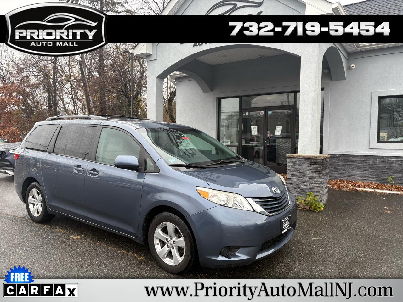 2017 Toyota Sienna LE FWD 8-Passenger (Natl)