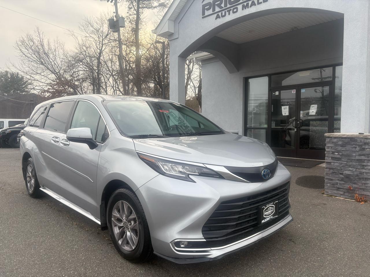 Toyota Sienna XLE FWD 8-Passenger (Natl) 2023