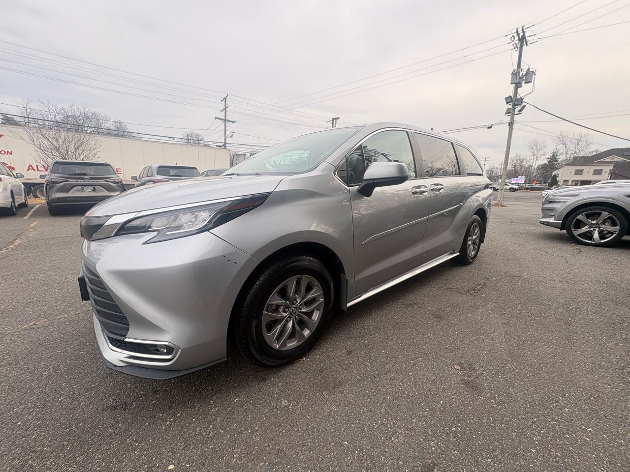 Toyota Sienna XLE FWD 8-Passenger (Natl) 2023
