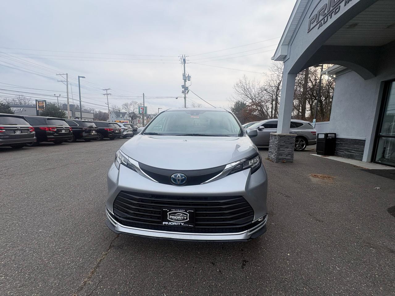 Toyota Sienna XLE FWD 8-Passenger (Natl) 2023