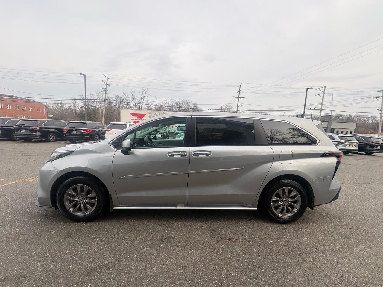 Toyota Sienna XLE FWD 8-Passenger (Natl) 2023
