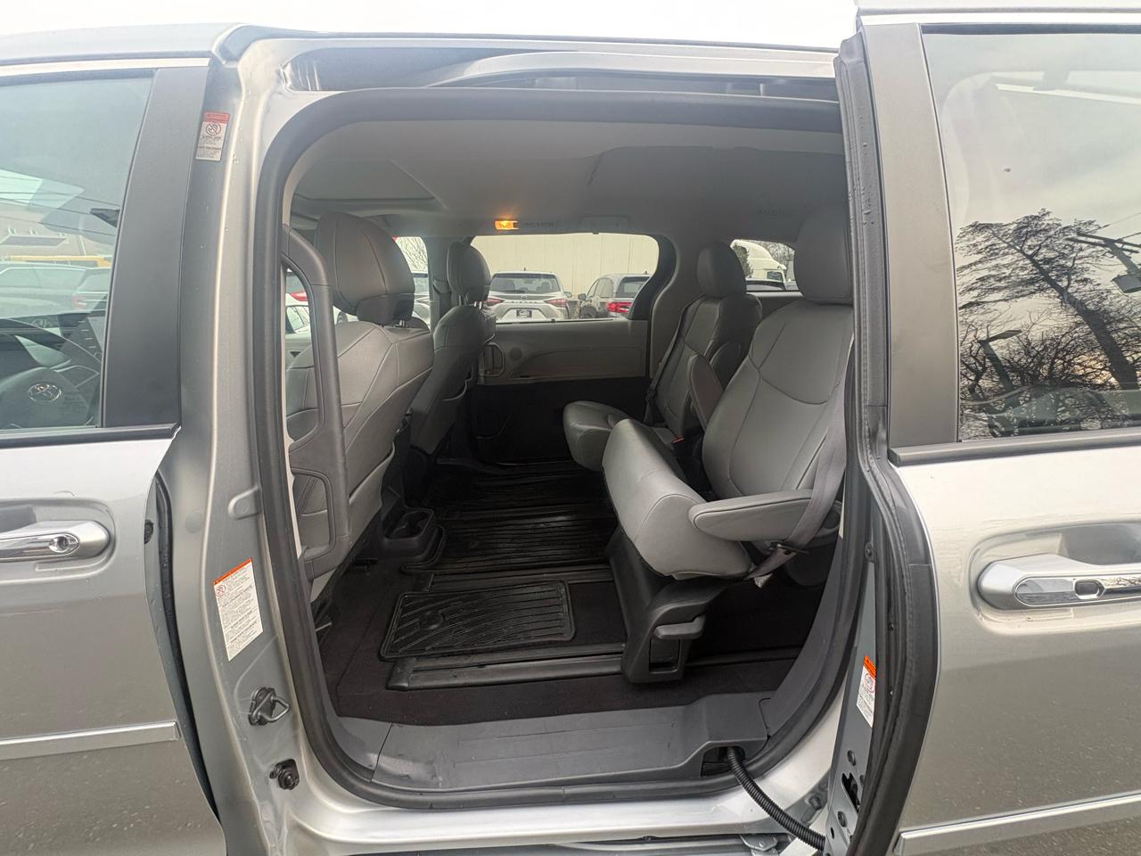 Toyota Sienna XLE FWD 8-Passenger (Natl) 2023