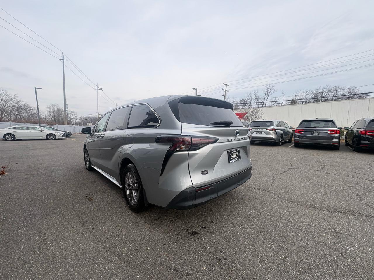 Toyota Sienna XLE FWD 8-Passenger (Natl) 2023