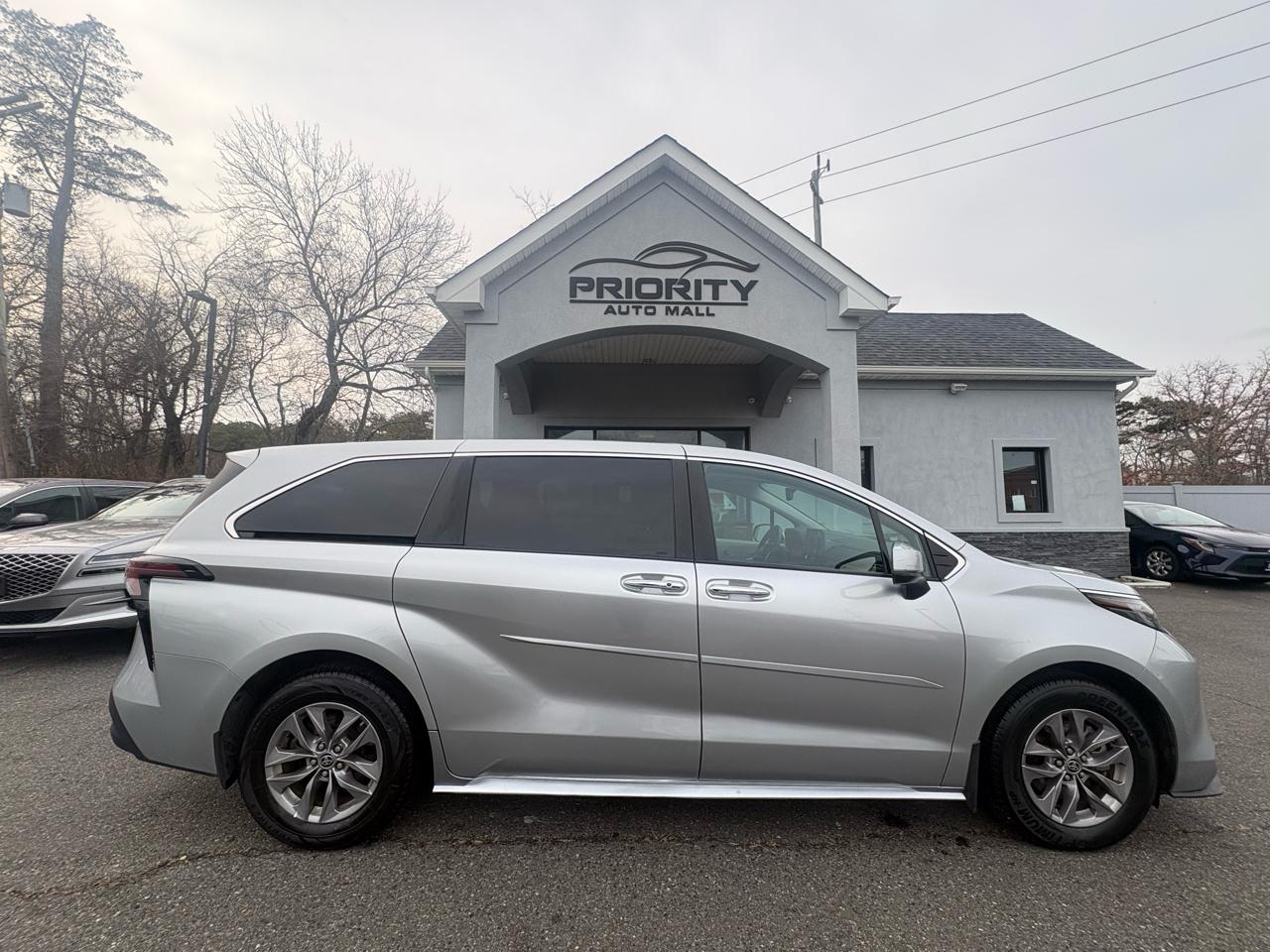 Toyota Sienna XLE FWD 8-Passenger (Natl) 2023