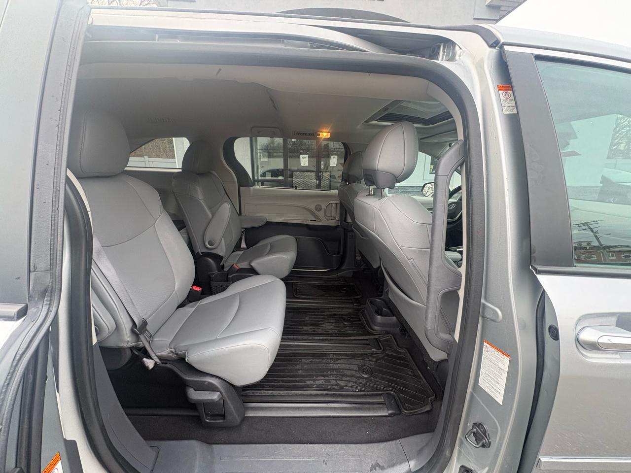 Toyota Sienna XLE FWD 8-Passenger (Natl) 2023