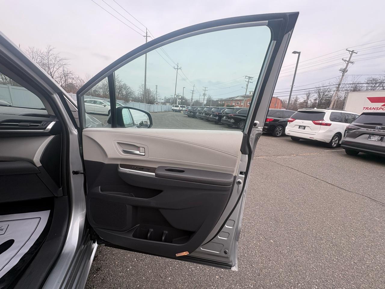 Toyota Sienna XLE FWD 8-Passenger (Natl) 2023