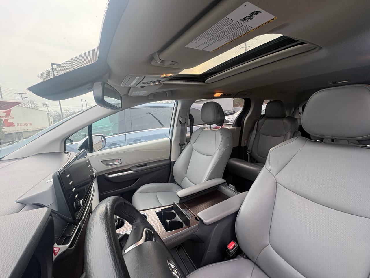 Toyota Sienna XLE FWD 8-Passenger (Natl) 2023