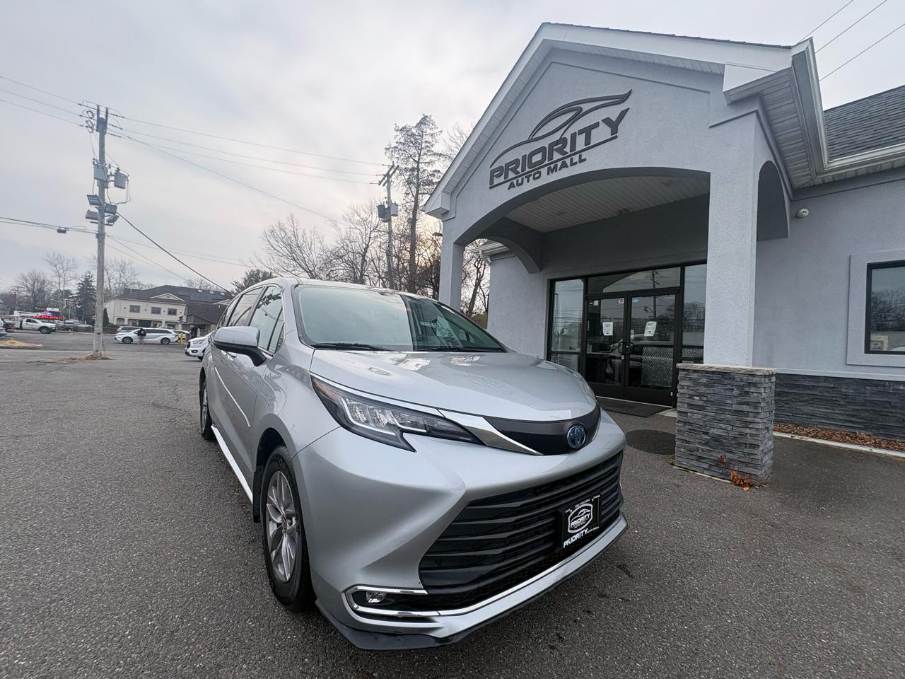 Toyota Sienna XLE FWD 8-Passenger (Natl) 2023