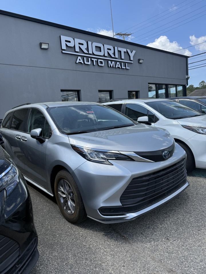 Toyota Sienna LE FWD 8-Passenger (Natl) 2023