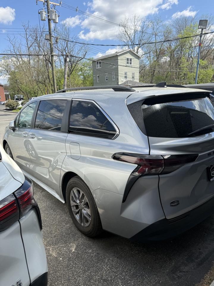 Toyota Sienna LE FWD 8-Passenger (Natl) 2023
