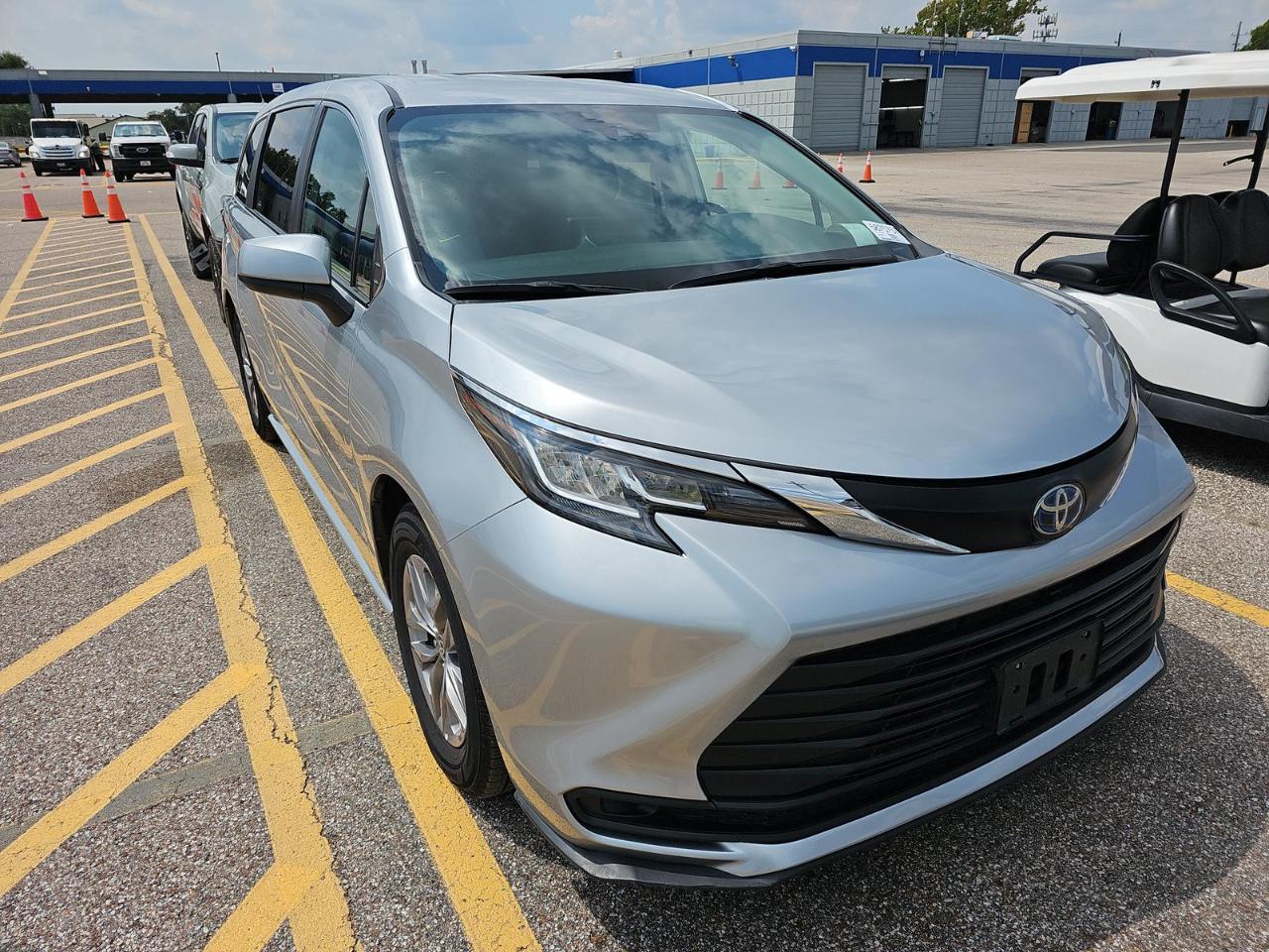 Toyota Sienna LE FWD 8-Passenger (Natl) 2023