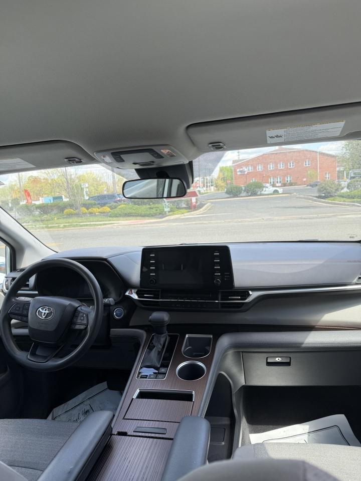 Toyota Sienna LE FWD 8-Passenger (Natl) 2023