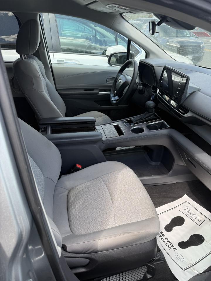 Toyota Sienna LE FWD 8-Passenger (Natl) 2023