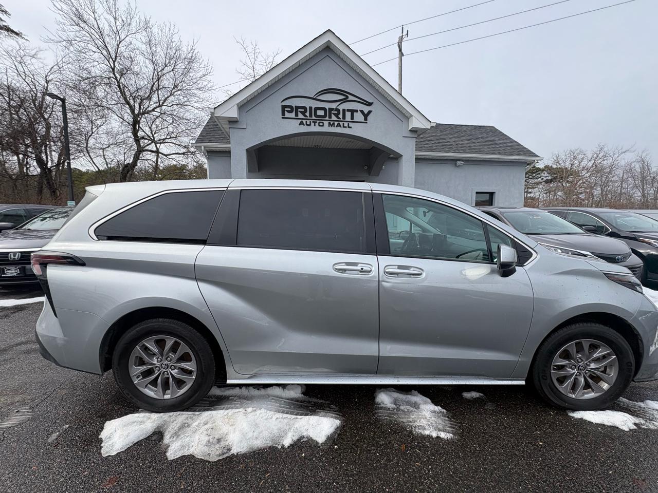 Toyota Sienna LE AWD 8-Passenger (Natl) 2024