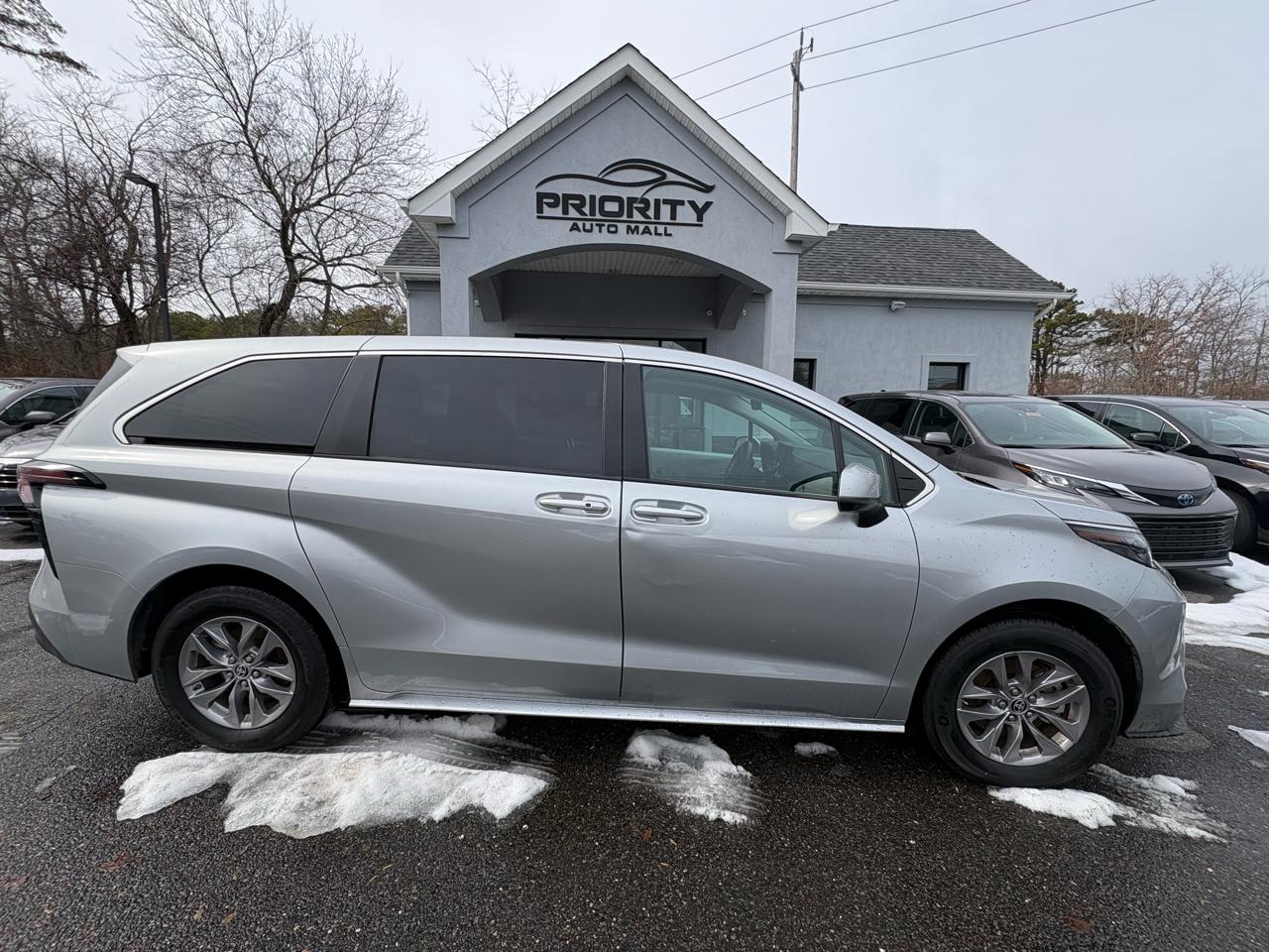 Toyota Sienna LE AWD 8-Passenger (Natl) 2024