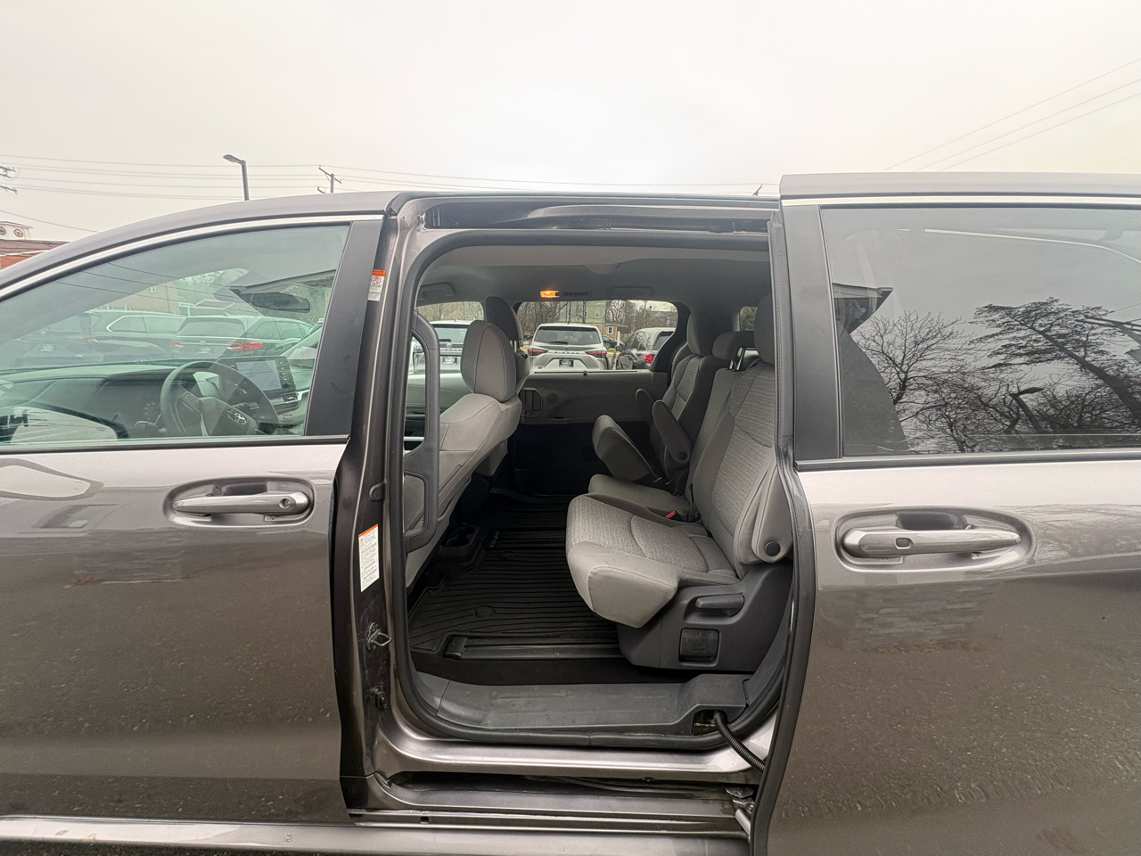 Toyota Sienna LE FWD 8-Passenger (Natl) 2021