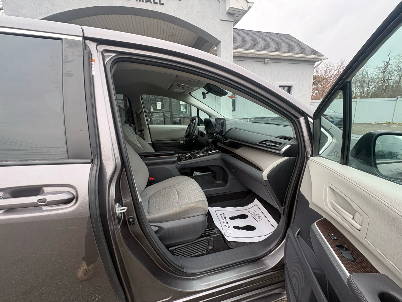 Toyota Sienna LE FWD 8-Passenger (Natl) 2021