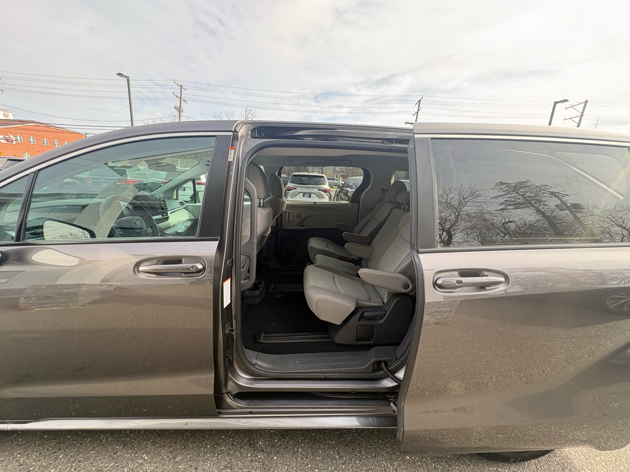 Toyota Sienna LE FWD 8-Passenger (Natl) 2021