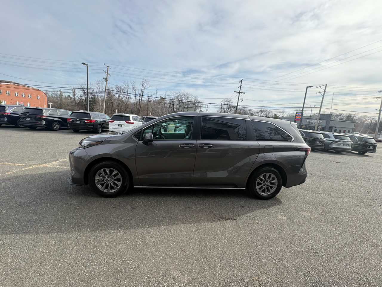 Toyota Sienna LE FWD 8-Passenger (Natl) 2021