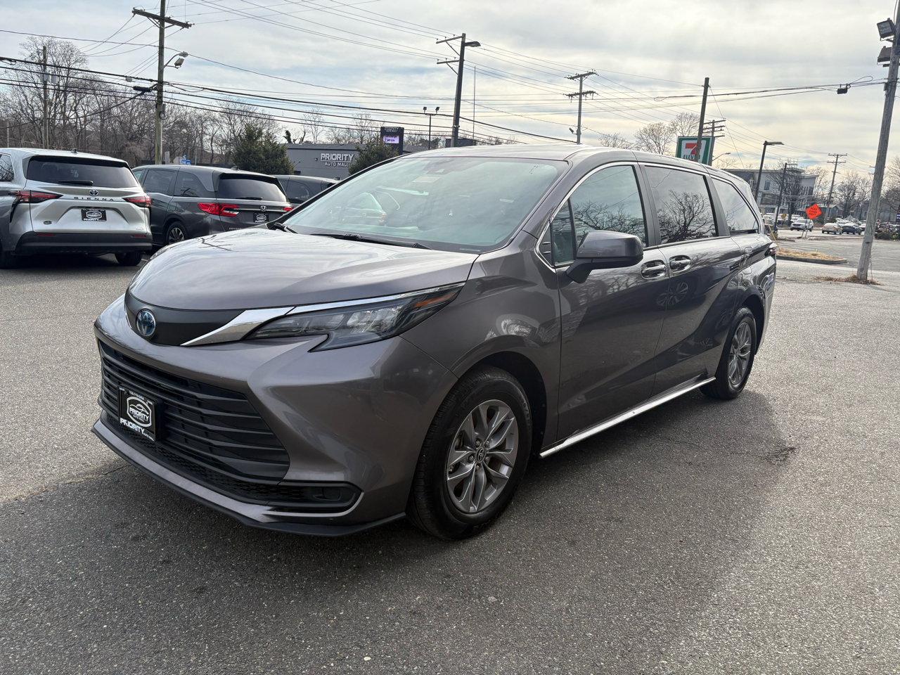 Toyota Sienna LE FWD 8-Passenger (Natl) 2021